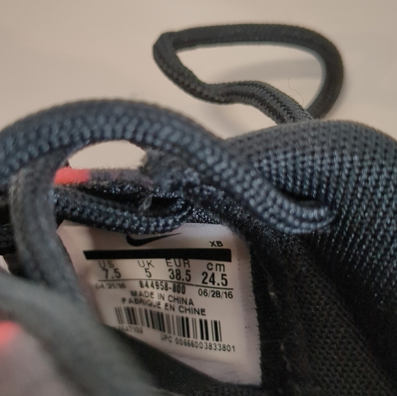Nike women's Roshe One Print, red and black shoes, size 7.5 - Picture 11 of 11